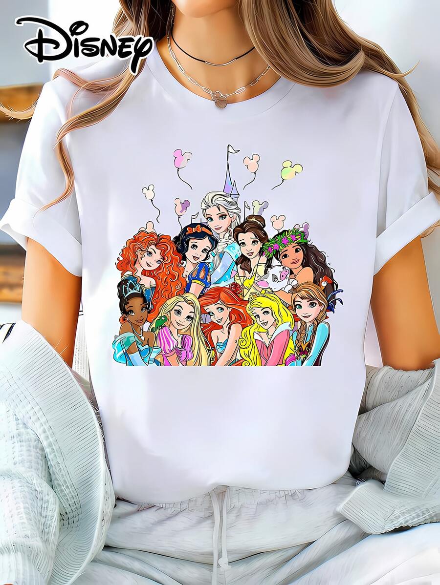 DisneyOfficial Authorization | Women's Street Casual Short-Sleeve T-Shirt, Featuring A Print That Brings Together Multiple Princesses, Including Classic Characters Like Snow White, Elsa, And Merida, Along With A Dreamy Castle And Mickey Mouse Balloon Elements. This Versatile Casual Piece Is Made Of Opaque Fabric, Is Machine Washable, And Is Perfect For Spring And Summer Wear. - trắng - Xem 1