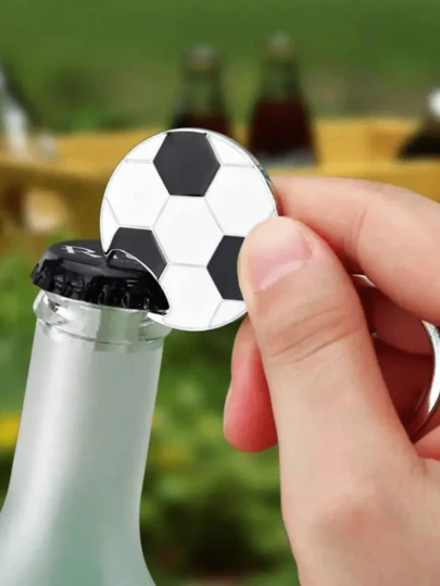 1 pieza Abridor de botellas de fútbol, Mini desarmador de metal, Llavero deportivo portátil, Regalo de cumpleaños/Día de San Valentín para novio, parejas, amigos, Llavero abridor de botellas de cerveza, Regalo único