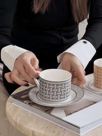 Bộ tách và đĩa sứ mạ bạc họa tiết hình học, bộ tách và đĩa cà phê sang trọng kiểu cổ điển, thích hợp cho các buổi họp mặt, tráng miệng, trà chiều, bộ đồ uống lấy cảm hứng từ kiến trúc điêu khắc, thích hợp cho các dịp lễ, tiệc tùng, nhà hàng, phòng khách, quán cà phê.