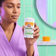 Desodorante natural en barra Arm & Hammer Essentials de romero y lavanda, sin aluminio y con protección de 24 horas contra el olor, 2.5 Oz, paquete de 10 - Múltiples aromas - Ver 3