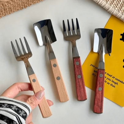 Bộ thìa nĩa 2 món này có tay cầm bằng gỗ kiểu cổ điển và cấu tạo bằng thép không gỉ. Bộ sản phẩm bao gồm một chiếc xẻng và thìa kiểu cổ điển đầy phong cách, một chiếc thìa tráng miệng bằng thép không gỉ, một chiếc xẻng/dụng cụ đào hào dễ thương, một chiếc thìa ăn dưa hấu và một chiếc nĩa nhỏ.