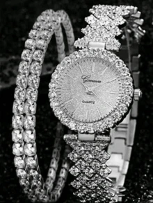 这款三件套包含一枚银色女士石英腕表和一条配套手链，尽显优雅的“平价奢华”气质。腕表采用不锈钢表壳和表带，表圈镶嵌水晶，表盘闪耀夺目。与同系列的双排水晶手链完美搭配。 - 銀色 - 查看 1