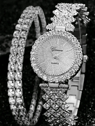 这款三件套包含一枚银色女士石英腕表和一条配套手链，尽显优雅的“平价奢华”气质。腕表采用不锈钢表壳和表带，表圈镶嵌水晶，表盘闪耀夺目。与同系列的双排水晶手链完美搭配。