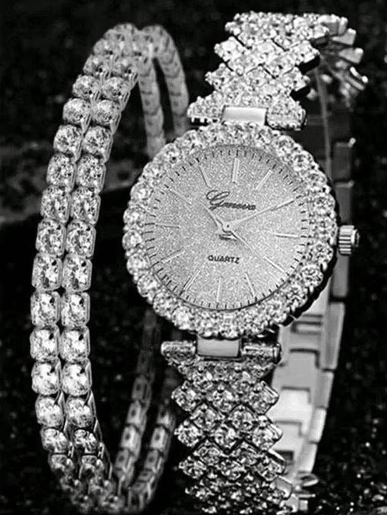 这款三件套包含一枚银色女士石英腕表和一条配套手链，尽显优雅的“平价奢华”气质。腕表采用不锈钢表壳和表带，表圈镶嵌水晶，表盘闪耀夺目。与同系列的双排水晶手链完美搭配。 - 銀色 - 查看 1