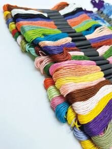 24 piezas/50 piezas de hilo de bordar de colores surtidos, hilo de 6 hebras de 8m de longitud completa, paquetes de colores aleatorios, adecuado para punto de cruz, manualidades de tela, adornos de borlas, decoración hecha a mano y proyectos de costura - Cable - Ver 2