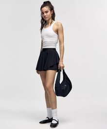 Camiseta de tirantes corta Ebb To Street de Lululemon | Construcción sin costuras | Textura acanalada minimalista | Sujetador incorporado con copas extraíbles | Absorción de humedad y estiramiento en cuatro direcciones | Prenda esencial para ir del estudio a la calle - Blanco - Ver 2