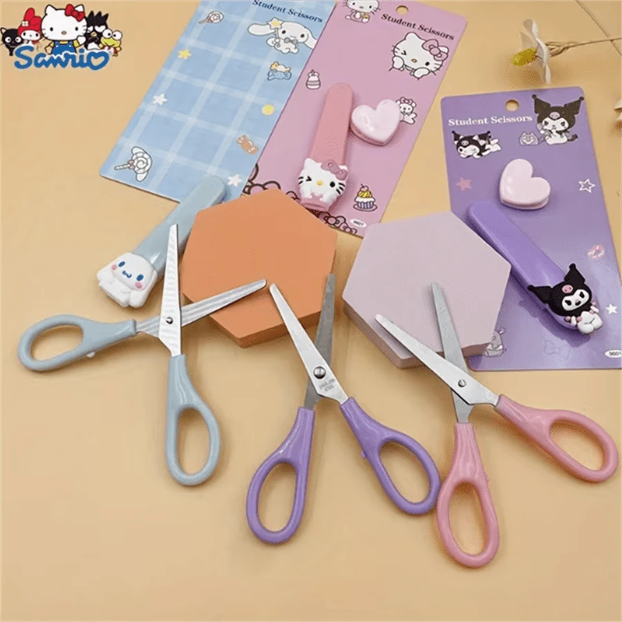 SANRIO 三丽鸥 1/Hello Kitty 肉桂卷黑色旋律精致剪刀 - 可爱多功能手工布艺剪刀,由 Coolomi 和 Yuguigou 设计,适合办公缝纫,经久耐用,易于使用,是美术用品、生日礼物、情人节礼物、婚礼礼物、旅行配件、母亲节礼物的理想之选。 - 彩色 - 查看 1