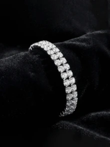 这款三件套包含一枚银色女士石英腕表和一条配套手链，尽显优雅的“平价奢华”气质。腕表采用不锈钢表壳和表带，表圈镶嵌水晶，表盘闪耀夺目。与同系列的双排水晶手链完美搭配。 - 銀色 - 查看 5