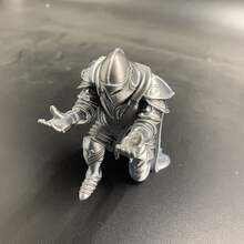 复古骑士笔筒摆件，3D跪姿盔甲桌面装饰，带头盔和宝剑，创意盔甲骑士收纳整理架，高品质桌面摆件，男士独特礼物，跪姿骑士笔筒 - 彩色 - 查看 4