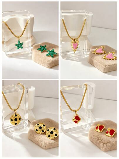 Bộ trang sức thép không gỉ 18K nhiều màu sắc. Một bộ dây chuyền và bông tai thời trang dành cho nữ với màu sắc đơn giản và thanh lịch, mang đến cảm giác sang trọng nhẹ nhàng mà vẫn không gây dị ứng. Được trang trí bằng các họa tiết hình sao biển, hình tròn và hình trái tim. Đôi bông tai thanh lịch này phù hợp để đeo hàng ngày, trong các lễ hội, tiệc tùng và đi làm, cũng là một lựa chọn quà tặng tuyệt vời cho Ngày của Mẹ và Lễ Phục Sinh.