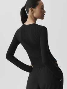 Alo Yoga Ribbed Sea Coast Long Sleeve | Ultra-Soft Signature Ribbed Performance Fabric | Form-Fitting Silhouette | Moisture-Wicking & Anti-Odor Technology | Crew Neck Classic | Essential Studio-To-Street Layer - 黑色 - 查看 3