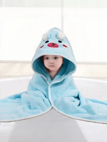 Mở mắt ra và ôm lấy chiếc chăn màu xanh.