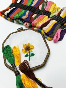 24 piezas/50 piezas de hilo de bordar de colores surtidos, hilo de 6 hebras de 8m de longitud completa, paquetes de colores aleatorios, adecuado para punto de cruz, manualidades de tela, adornos de borlas, decoración hecha a mano y proyectos de costura - Cable - Ver 3
