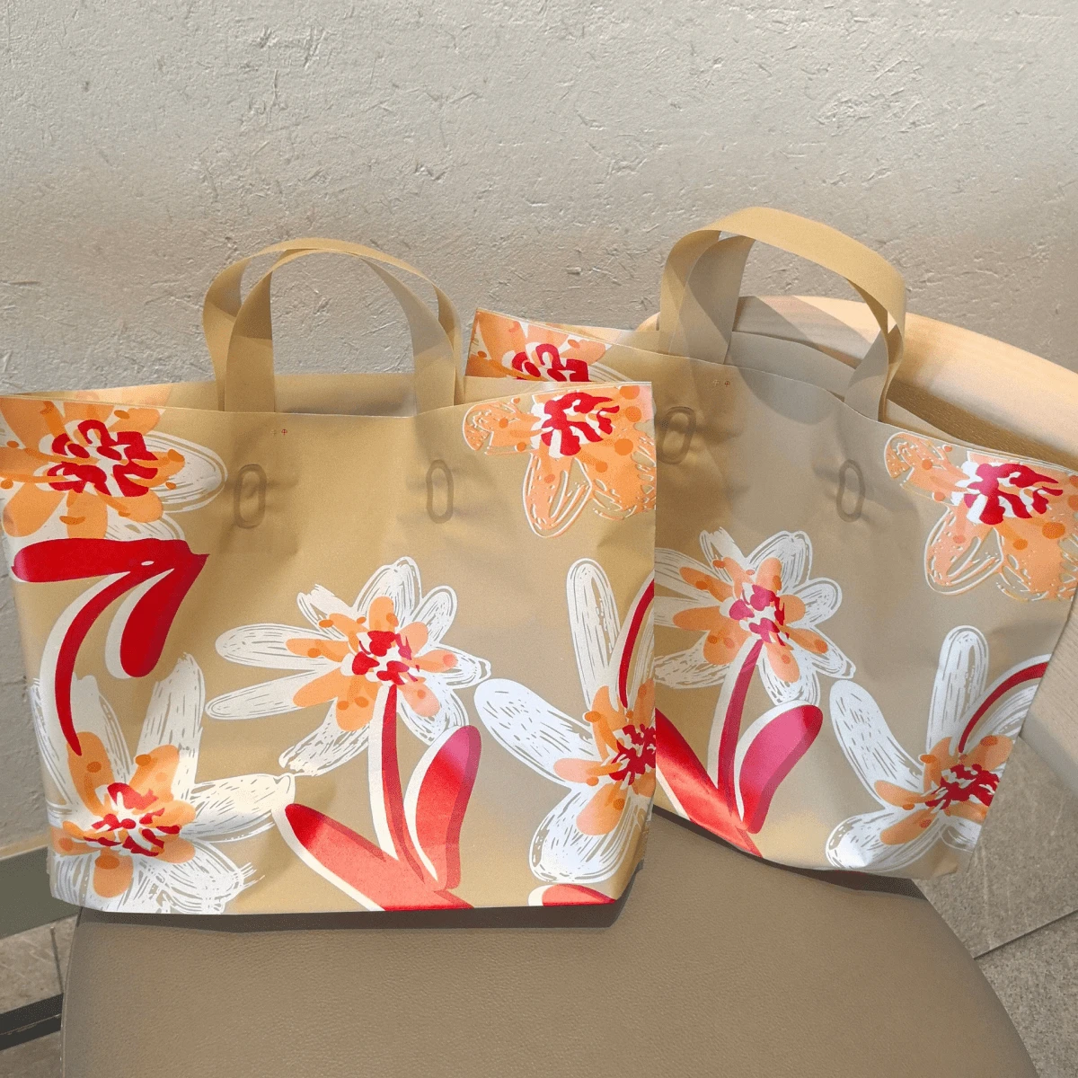 50个9.8 x 13.8英寸派对礼服包装袋,女士购物袋,高端装饰包装袋,加厚防水便携大容量手提袋,花卉图案包装袋,户外旅行日常手提袋。装饰礼品包装袋,可重复使用包装袋,适用于节日、新年、婚礼、派对、购物、生日礼品袋、派对装饰礼品袋。 - 包裝袋 - 查看 1