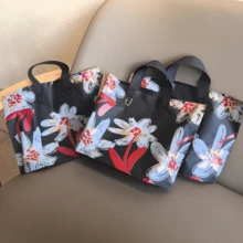 50个9.8 x 13.8英寸派对礼服包装袋，女士购物袋，高端装饰包装袋，加厚防水便携大容量手提袋，花卉图案包装袋，户外旅行日常手提袋。装饰礼品包装袋，可重复使用包装袋，适用于节日、新年、婚礼、派对、购物、生日礼品袋、派对装饰礼品袋。 - 包裝袋 - 查看 4