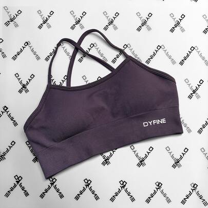 Sujetador deportivo sin espalda con efecto push-up favorecedor, hecho de tela transpirable y ligera para comodidad durante todo el día. Adecuado para todas las estaciones y disponible en varios colores, es perfecto para yoga, entrenamientos en el gimnasio, entrenamiento físico y uso casual diario, convirtiéndolo en un compañero ideal para tu estilo de vida activo.