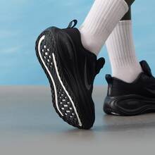 Giày chạy bộ Nike Vomero Plus thoải mái và đa năng dành cho nữ. - màu đen - Xem 3
