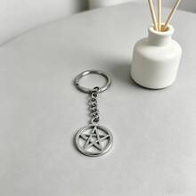 1个极简复古镂空五角星锌合金钥匙扣，圆形镂空五芒星造型服装包挂件，汽车钥匙配件，适合作为情侣礼物 - 銀色 - 查看 6