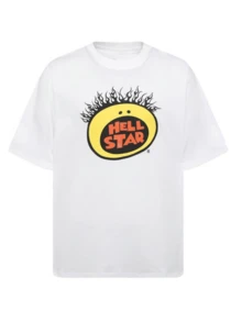 Camiseta Fiery Halo: Una prenda blanca que presenta un rostro sonriente similar al sol rodeado de llamas negras y la frase en negrita HELL STAR, que encarna un estilo desenfadado y confiado con 100% algodón. - Blanco - Ver 6