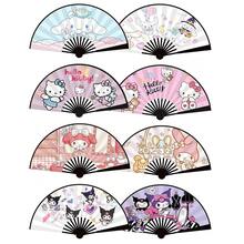 SANRIO Quạt cầm tay hình hoạt hình dễ thương, làm từ vải không dệt, thích hợp để làm mát vào mùa hè và làm vật trang trí. Mỗi mặt có một thiết kế khác nhau, bao gồm các nhân vật như Hello Kitty, Mèo Đen và Bánh Cuộn Quế. - cái quạt - Xem 1