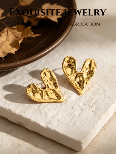 Khuyên tai nữ hình trái tim dập nổi, mạ vàng 18K, bằng thép không gỉ, kiểu dáng đơn giản, chống dị ứng, không đính đá quý, trang sức vàng.