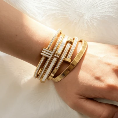 5件套18K镀金女士简约优雅奢华闪亮手链，高端钛钢手链套装，不锈钢防水不褪色欧美风格，适合休闲、婚礼、派对、情人节、母亲节等场合作为礼物