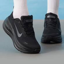 Giày chạy bộ Nike Vomero Plus thoải mái và đa năng dành cho nữ. - màu đen - Xem 2