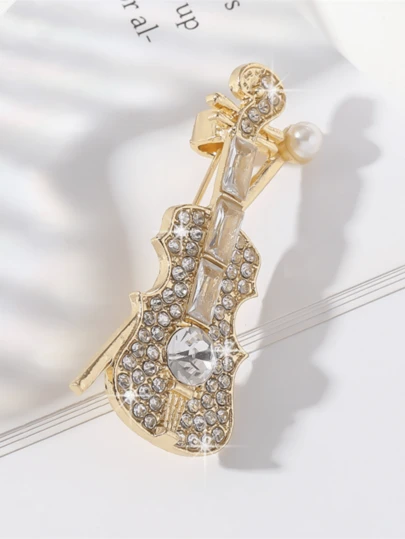 1 chiếc trâm cài áo thanh lịch, với thiết kế hình đàn violin và guitar cổ điển, đính đá pha lê trắng, thích hợp cho phụ nữ đeo trong các dịp cưới hỏi và sự kiện trang trọng.