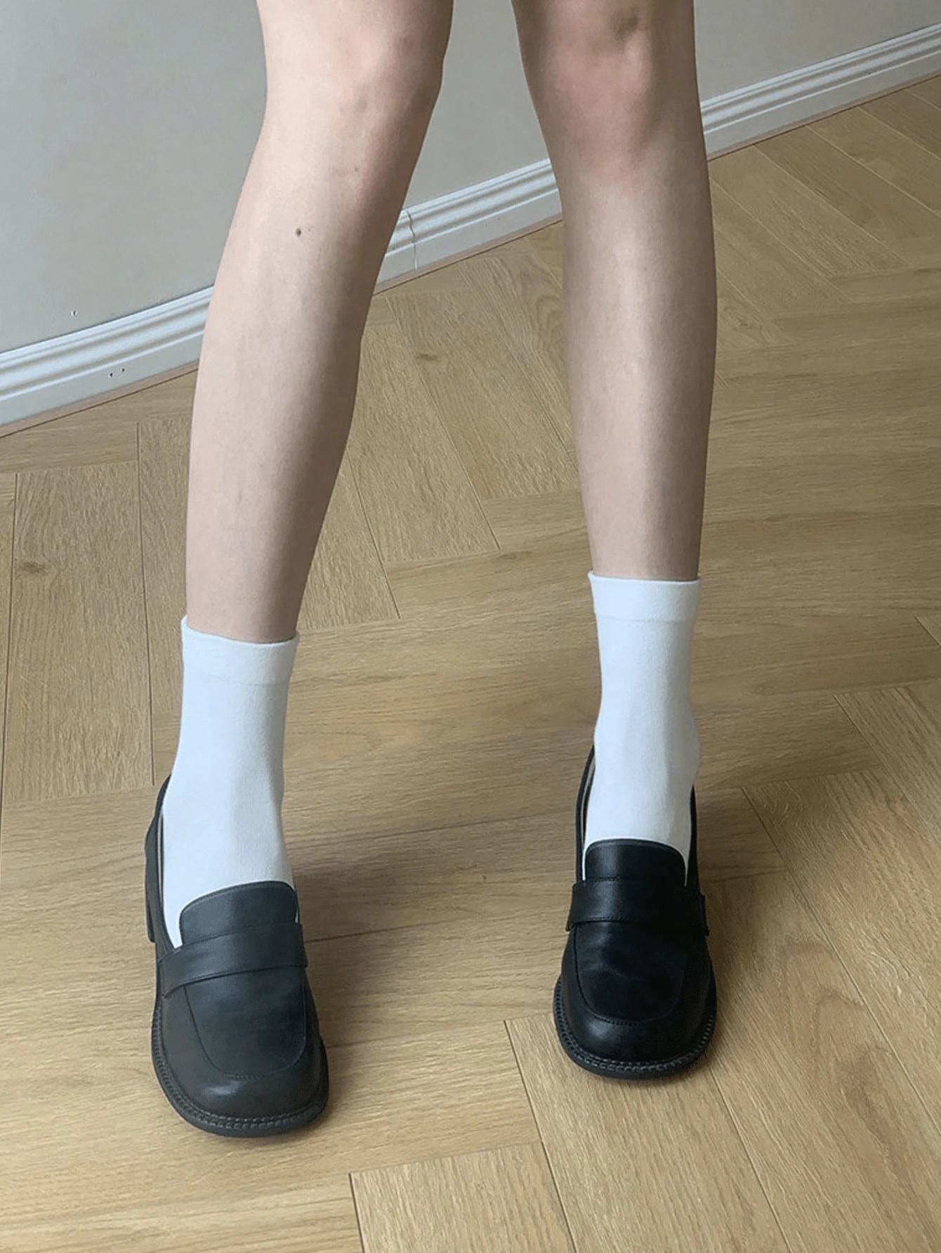 1 双女士白色中筒袜，简约百搭设计，适合搭配乐福鞋、裙子和各种服装。 - 彩色 - 查看 1