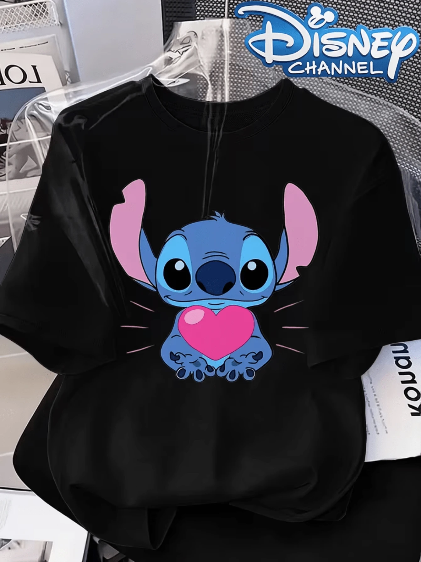 Disney License T Shirts, Disney Lilo & Stitch Stitch Holding Pink Heart Graphic T-Shirt, Women's Casual Short Sleeve Crew Neck Oversized Loose Fit Tee, Kawaii Y2K Streetwear Summer Top, Daily Wear Cute Cartoon Character Print Tshirt, Stitch Love Theme Casual Tee For Teen Girls & Adult Women  ,Camiseta, Summer Outfits For Women, Summer Clothes, Summer Tops, Tops For Women, Festival Outfits, Summer Tops For Women, Mother's Day, Mother's Day Clothing, Gifts For Family And Friends, Spring Outfits For Women, Officially Licensed Disney T-Shirts, Disney Men's And Women's Spring/Summer Fashion Casual Short-Sleeve T-Shirts - Black - View 1