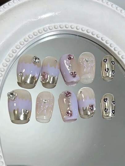 10 móng tay giả thủ công nguyên chất, móng vuông ngắn, màu tím, be và bạc ánh kim với nơ và trái tim, dễ thương, sang trọng, hiệu ứng nhấp nháy nhẹ Y2K, phù hợp cho nữ và bé gái, mùa xuân, hè, thu đông, ngày lễ và sử dụng hàng ngày.