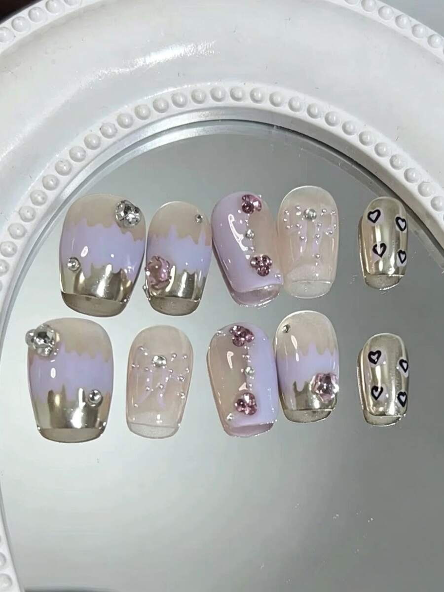 10片纯手工制作的短方形美甲贴片,紫色、米色和银色金属质感,带有蝴蝶结和爱心图案,可爱时尚,Y2K风格,柔和闪光,适合女性和女孩,春夏秋冬皆宜,节日和日常生活均可使用。 - 淡紫色 - 查看 1