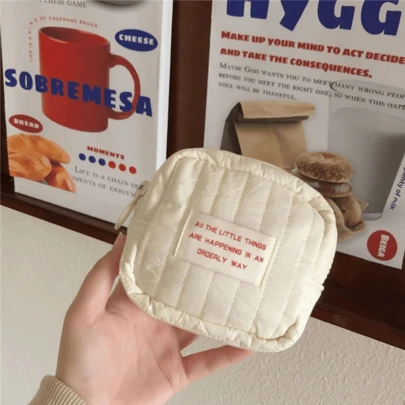 Bolsa con cremallera cuadrada, bolsa cuadrada blanca (bolsa de cosméticos) estilo campus lindo, bolsa de aseo portátil con bolsillo con forma de corazón, organizador acolchado minimalista "Todas las pequeñas cosas" bordado, bolsa de cosméticos fácil de llevar, mini bolsa organizadora, bolsa de cosméticos linda, bolsa de almacenamiento de viaje, bolsa de almacenamiento de lápiz labial, bolsa con cremallera cuadrada, mini bolsa de cosméticos portátil