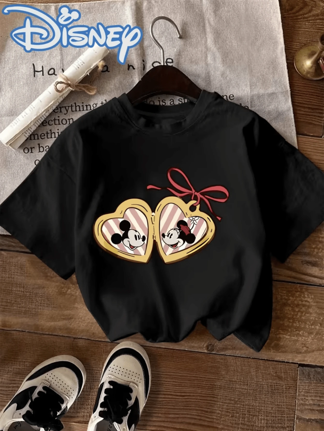 Disney License T Shirts, Disney Mickey Mouse & Minnie Mouse Heart Locket Couple Graphic T-Shirt, Women's Casual Short Sleeve Crew Neck Loose Oversized Fit Tee, Cute Y2K Streetwear Summer Top, Daily Wear Romantic Couple Print Tshirt, Valentine's Day Gift Casual Tee For Teen Girls & Adult Women  ,Camiseta, Summer Outfits For Women, Summer Clothes, Summer Tops, Tops For Women, Festival Outfits, Summer Tops For Women, Mother's Day, Mother's Day Clothing, Gifts For Family And Friends, Spring Outfits For Women, Officially Licensed Disney T-Shirts, Disney Men's And Women's Spring/Summer Fashion Casual Short-Sleeve T-Shirts - màu đen - Xem 1