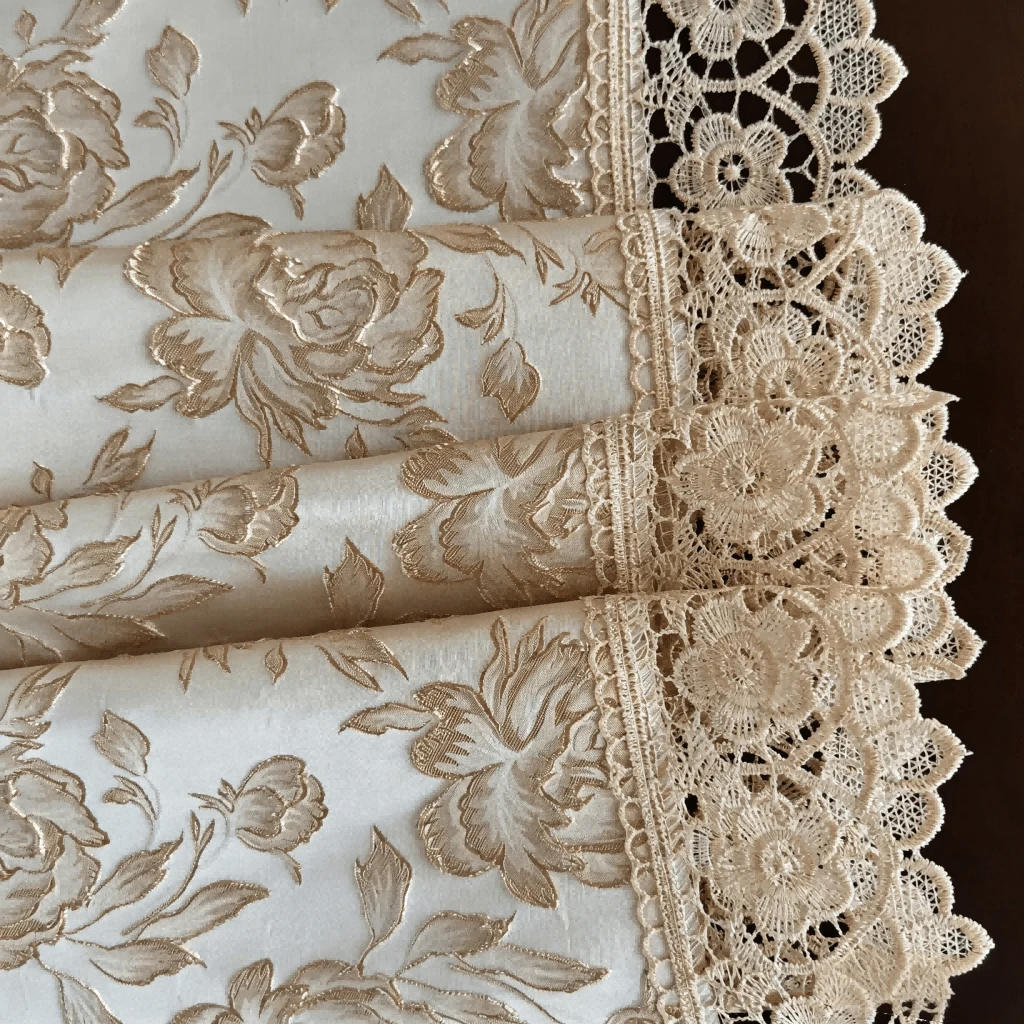 1件裝 聚酯緞面精緻壓紋3D提花桌旗，附刺繡蕾絲邊，適合春夏及四季使用，適用於居家廚房餐桌、牆櫃、床頭櫃、鞋櫃與梳妝台裝飾，理想的節日、派對、戶外野餐、婚禮禮物、週年裝飾桌布與桌巾 - 金色-花卉 - 查看 1
