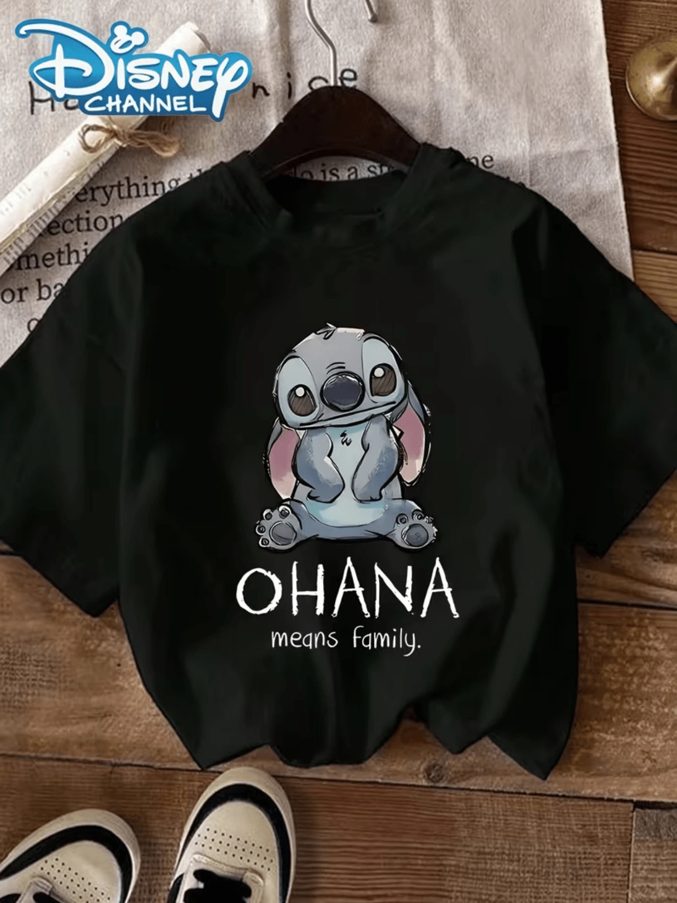 Disney License T Shirts, Disney Lilo & Stitch Stitch Ohana Means Family Graphic T-Shirt, Unisex Casual Short Sleeve Crew Neck Loose Oversized Fit Tee For Women & Men, Kawaii Y2K Streetwear Summer Top, Daily Wear Cute Cartoon Print Tshirt, Stitch Family Theme Casual Tee For Teen & Adult  ,Camiseta, Summer Outfits For Women, Summer Clothes, Summer Tops, Tops For Women, Festival Outfits, Summer Tops For Women, Mother's Day, Mother's Day Clothing, Gifts For Family And Friends, Spring Outfits For Women, Officially Licensed Disney T-Shirts, Disney Men's And Women's Spring/Summer Fashion Casual Short-Sleeve T-Shirts - màu đen - Xem 1