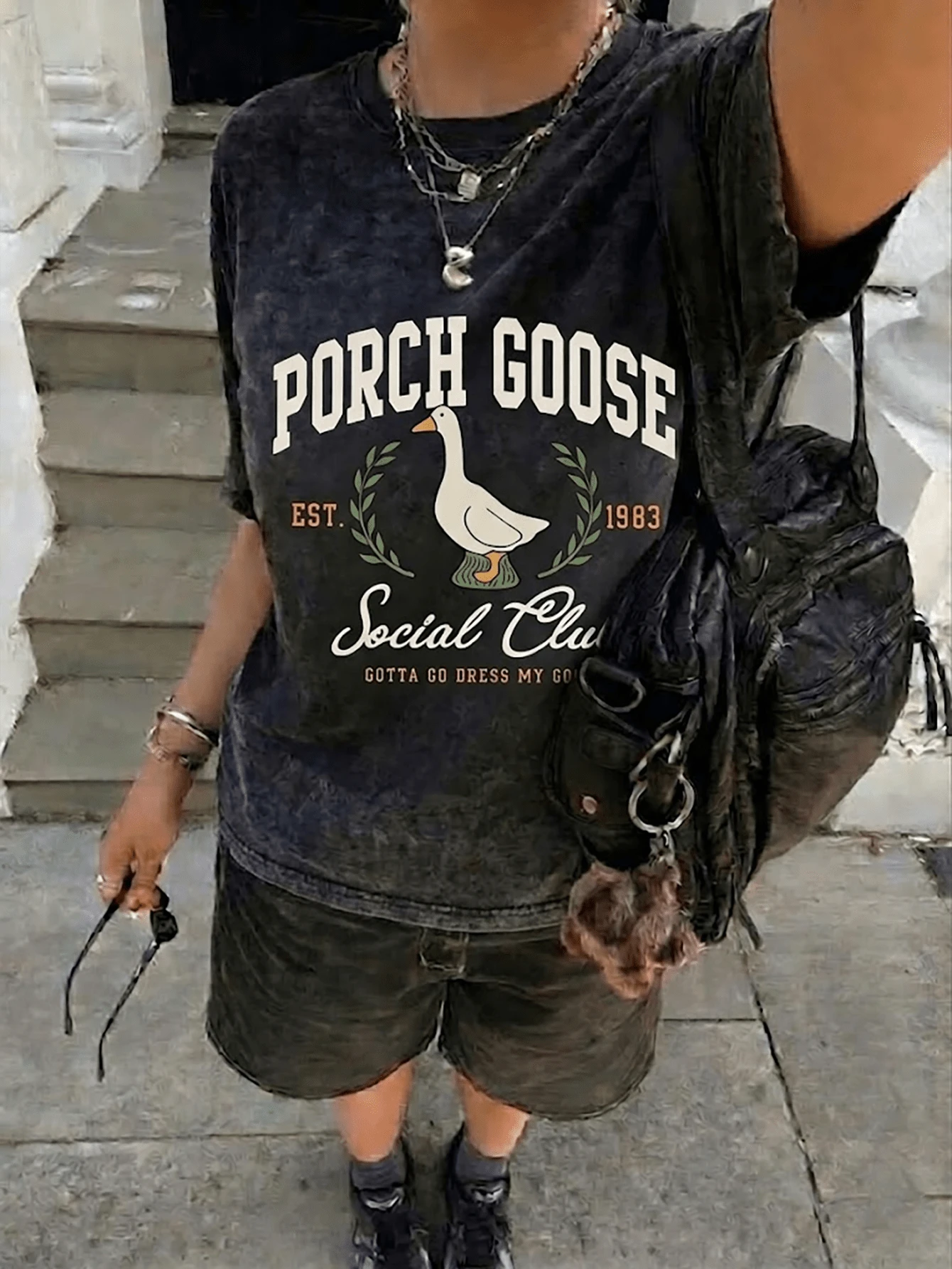 酸洗版型標準合身短袖T恤，INS風格「Porch Goose Social Club」1983年成立圖案印花，復古炭灰色街頭風上衣