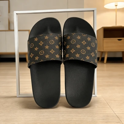 1 Pair Men's Brown Slippers, 2026 Spring/Summer New Fashion Slippers With Special Printed Design, Soft EVA Flat Non-Slip Indoor/Outdoor Casual Slippers, Super Comfortable And Durable Men's Leisure Slippers, Suitable For Daily Wear