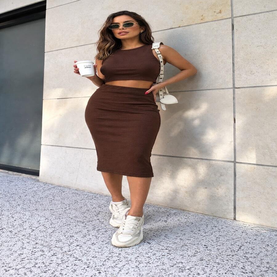 CONJUNTO KIM – SAIA + CROPPED ✔ Cropped moderno e versátil ✔ Saia com caimento elegante - Café - Visão 1