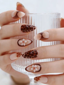 24 片美甲贴片，以经典的豹纹元素和立体压纹樱花为特色。粉色和白色的花瓣纹理饱满立体，花蕊细节精致独特，尽显甜美少女风情。 - 彩色 - 查看 3