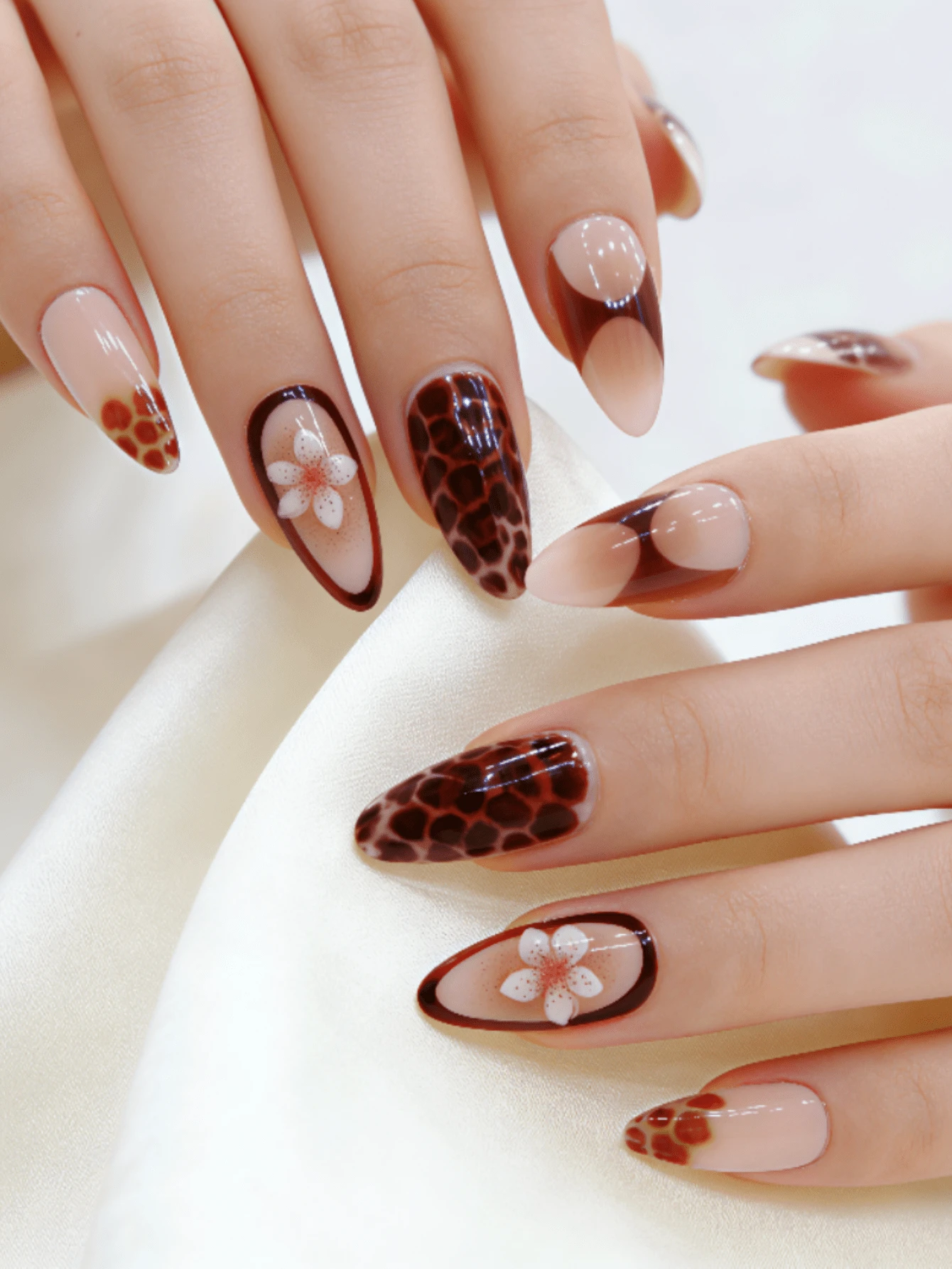24 片美甲贴片，以经典的豹纹元素和立体压纹樱花为特色。粉色和白色的花瓣纹理饱满立体，花蕊细节精致独特，尽显甜美少女风情。