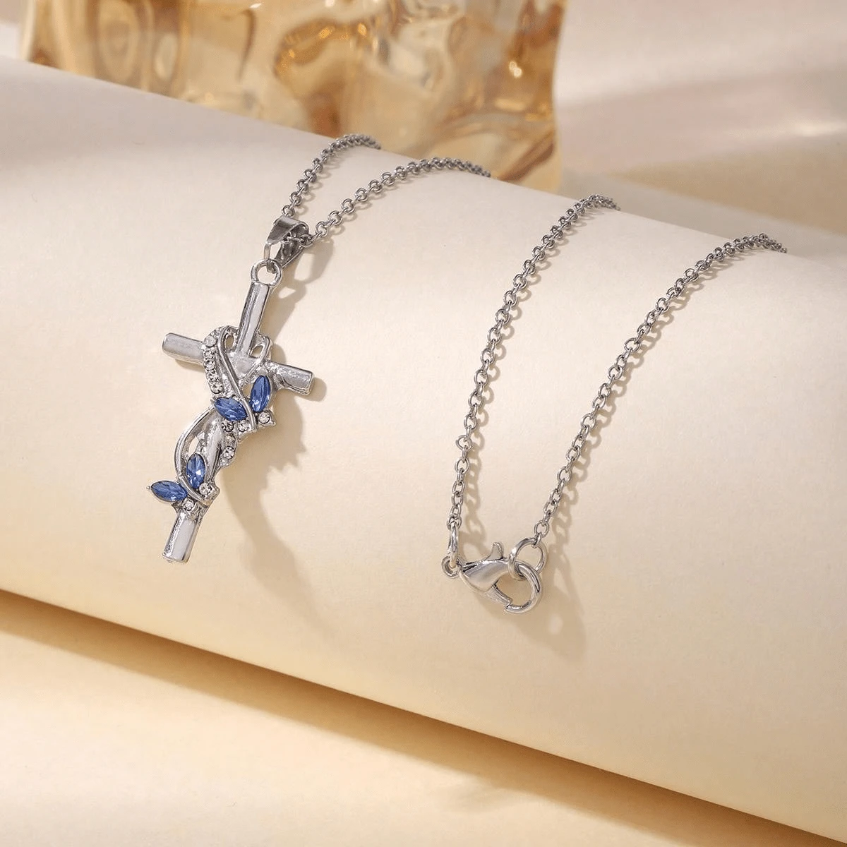 1件优雅十字架吊坠项链，镶嵌蓝色锆石，饰以无限爱心和蝴蝶图案，适合日常佩戴、派对、婚礼、度假等场合。 - 藍色 - 查看 1