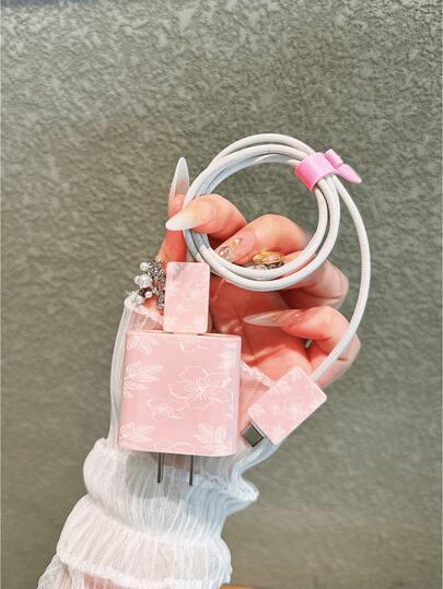 白色线条花卉图案极简苹果充电器保护套，兼容 15、17 Pro Max、16 Pro Max的20W充电器，耐弯折、防猫咬，也适用于 13/14 Plus/17 Pro Max/14的数据线和充电器保护套。情人节礼物，时尚手机配件设计 - 塑料线缆保护套，充电线保护套。