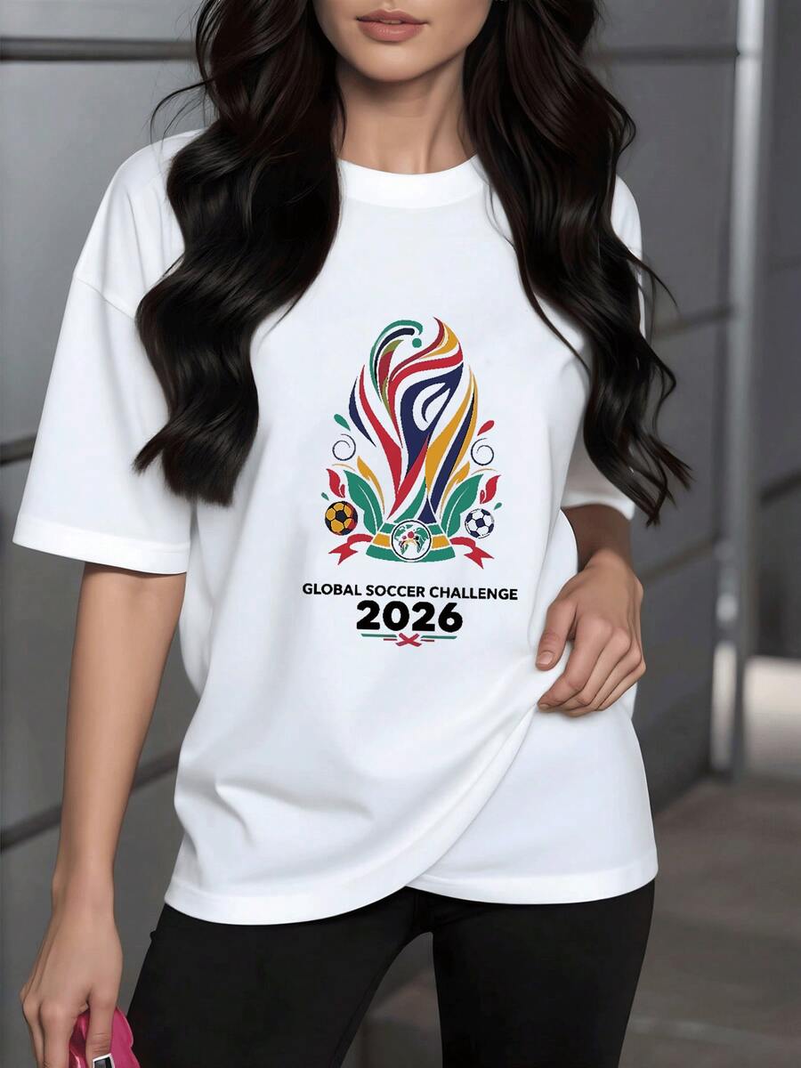 Figura colorida que representa la pasión por el fútbol con un águila en el centro y balones a los lados evocando fuerza unidad y orgullo nacional camiseta de mujer casual cómoda y moderna - Blanco - Ver 1