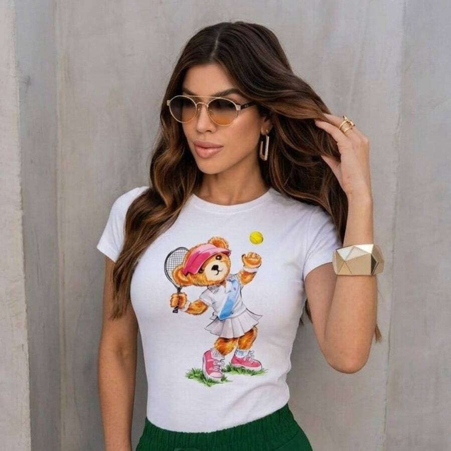 Blusinha Feminina Casual Comfy Ursinho com Raquete em Ribana de Poliéster – Tamanho Único (Veste do 36 ao 42) – Estilo Outono/Inverno – Confortável, Moderna e Perfeita para Presente de Dia das Mães - Branco - Visão 1