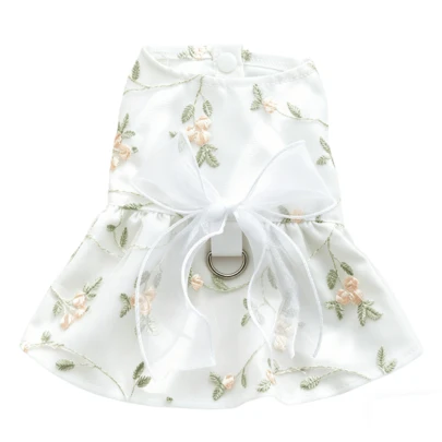 复古花卉刺绣宠物连衣裙，精致薄纱蝴蝶结装饰无袖半身裙，配有隐藏式D形环，田园风白色宠物服装，适合小型犬猫，充满梦幻气息的夏季装扮，完美适用于梦幻写真拍摄和日常休闲散步。隐藏式D形环宠物连衣裙，轻盈宠物吊带裙