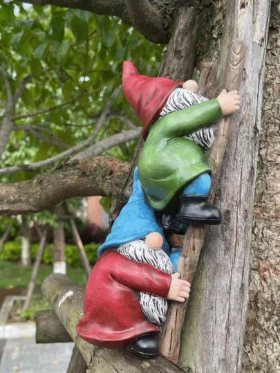 1pc Interesting Climbing Ladder Dwarf Tree Hugger Decor, Garden Sculpture Decorative Gnome Figurine, Outdoor Resin Statue Suitable For Patio, Lawn
