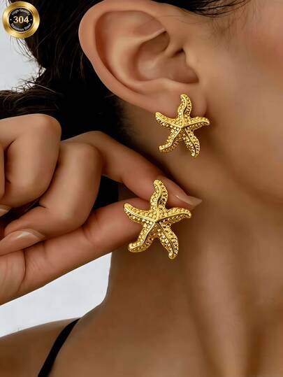 1. 这款欧式夏日海滩海星耳钉，是一款百搭时尚的高端优雅耳饰。它是一种新型的高端耳饰，尽显精致格调。适合日常佩戴，也适合婚礼、派对等特殊场合。它是送给女朋友或老师的理想礼物，也是度假必备单品。女士沙滩饰品，采用不锈钢材质。