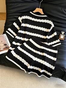 Bộ quần áo nữ gồm áo polo cổ bẻ kẻ sọc và quần short, kiểu dáng thời trang, rộng rãi, chất liệu dệt kim mỏng, thích hợp cho kỳ nghỉ xuân/hè. - màu đen - Xem 3