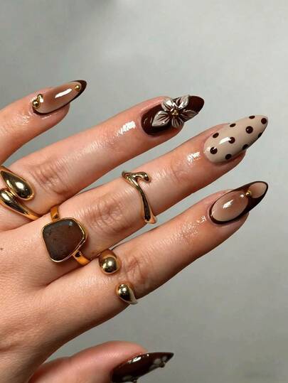 用这套24片装的法式中长杏仁形棕色渐变美甲贴片，打造你的专属美甲造型。独特的3D立体花朵波点金珠装饰，全覆盖式按压式假指甲，是美甲爱好者的理想之选。适合女性和女孩在派对、约会、节日以及秋冬季节佩戴。